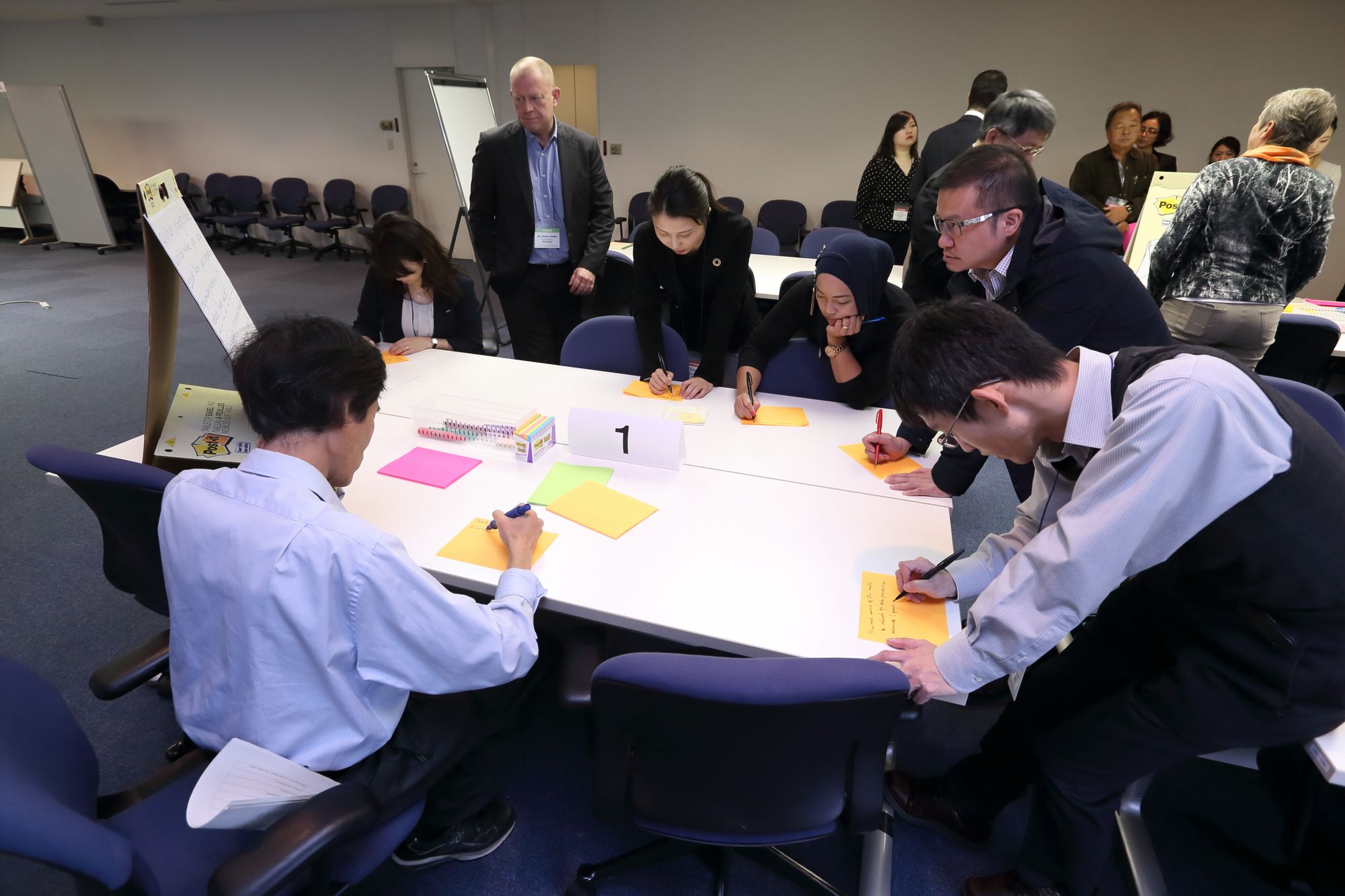 In the course of session 6, the participants discussed in small working groups how to address FW prevention in the food service sector in East and Southeast Asia.