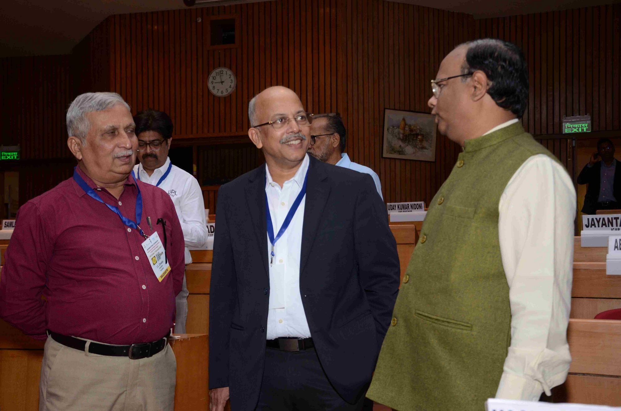 Mr IC Chadda, consultant, Mr Ujjwal Kumar, UPL Limited, and Dr Nachiket Kotwaliwale, Director Central Institute of Post-Harvest Engineering and Technology at ICAR, discussing during tea break.