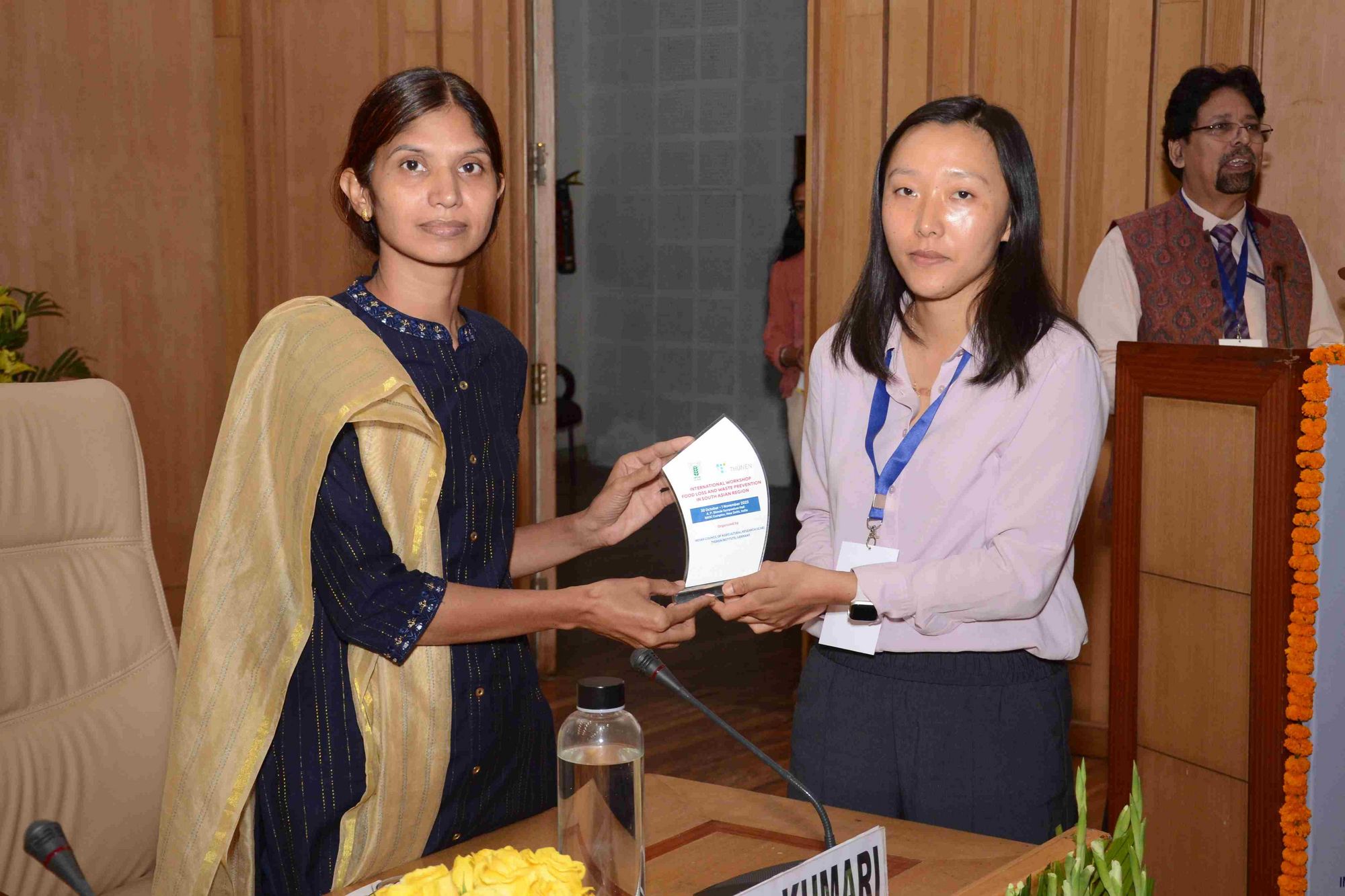 Dr Leena Kumari, Central Institute of Post-Harvest Engineering and Technology at ICAR, receives her memento by Ms Sonam Lhamo, National Post Harvest Center Bhutan.