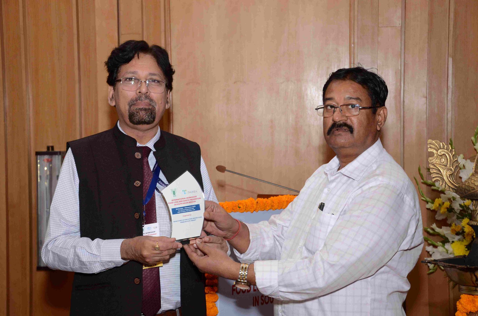 Dr Devinder Dhingra, principal scientist and head of workshop organising team from Indian Council of Agricultural Research, receives his memento by Dr. Abhay Kumar Thakur, Principal Scientist at  Indian Council of Agricultural Research.