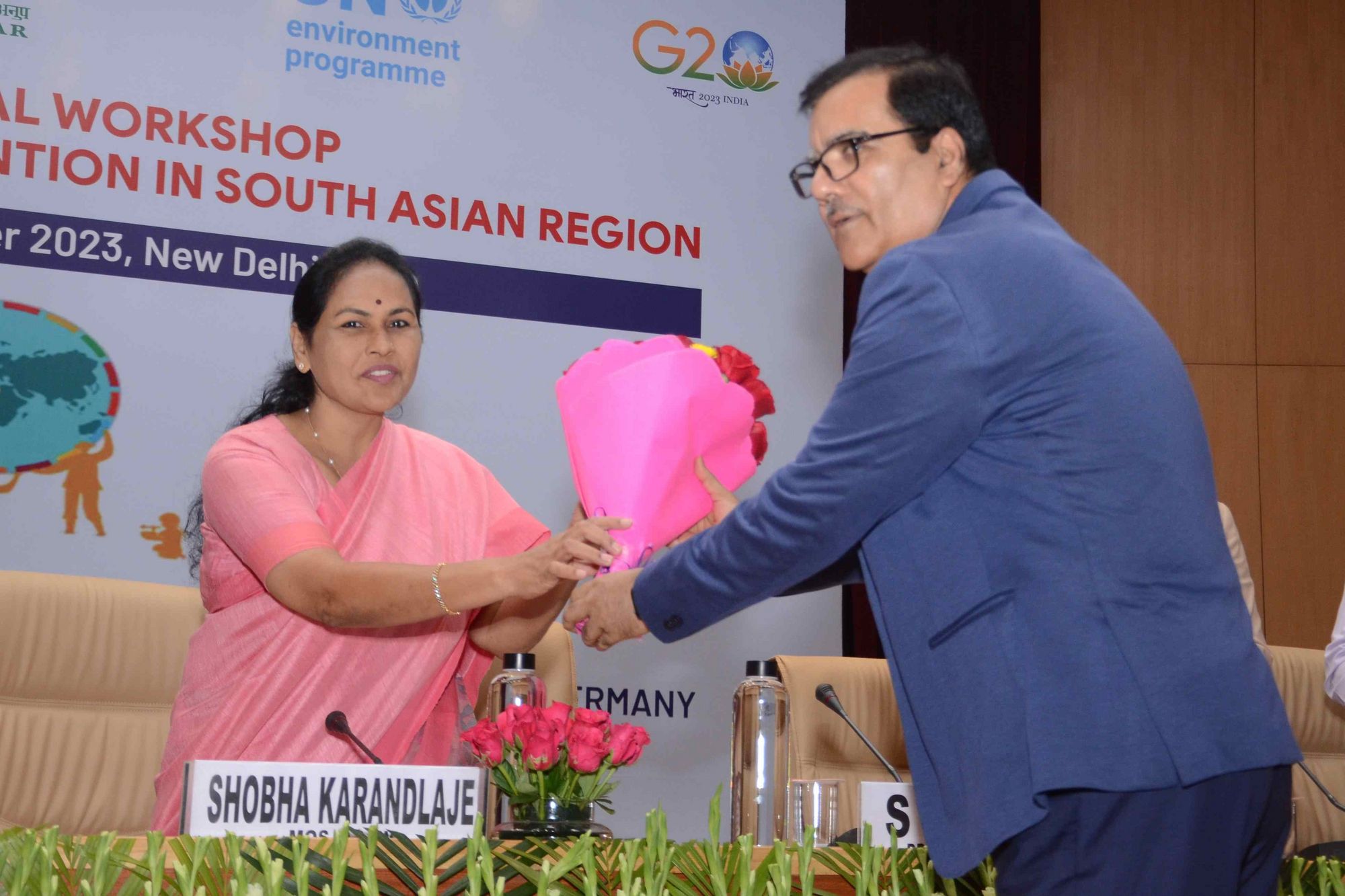 Sushri Shobha Karandlaje, Honorable Minister of State for Agriculture and Farmers Welfare, receives flowers by Dr SN Jha, Deputy Director General of Indian Council of Agricultural Research.