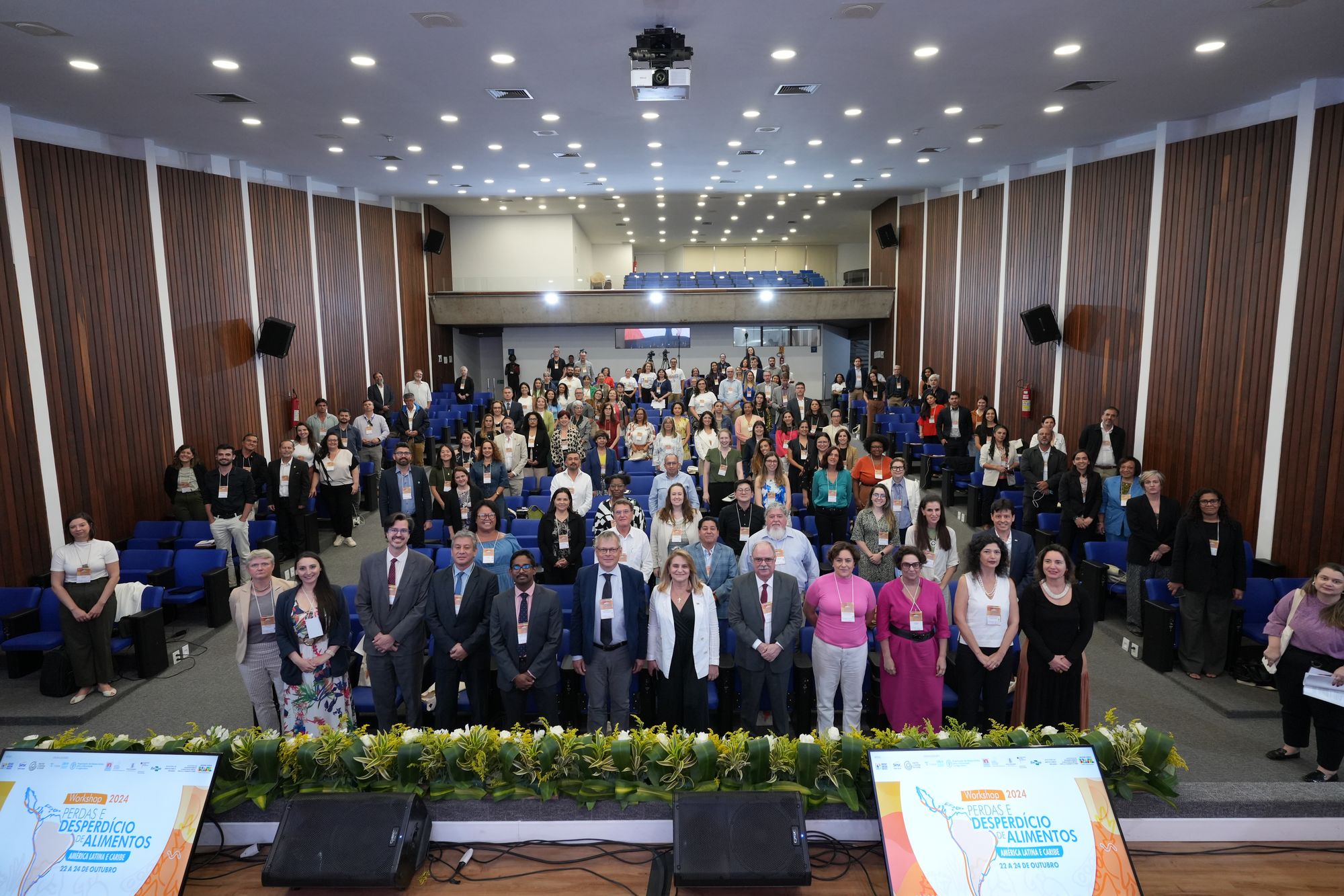 Family photo with all participants on the first workshop day.