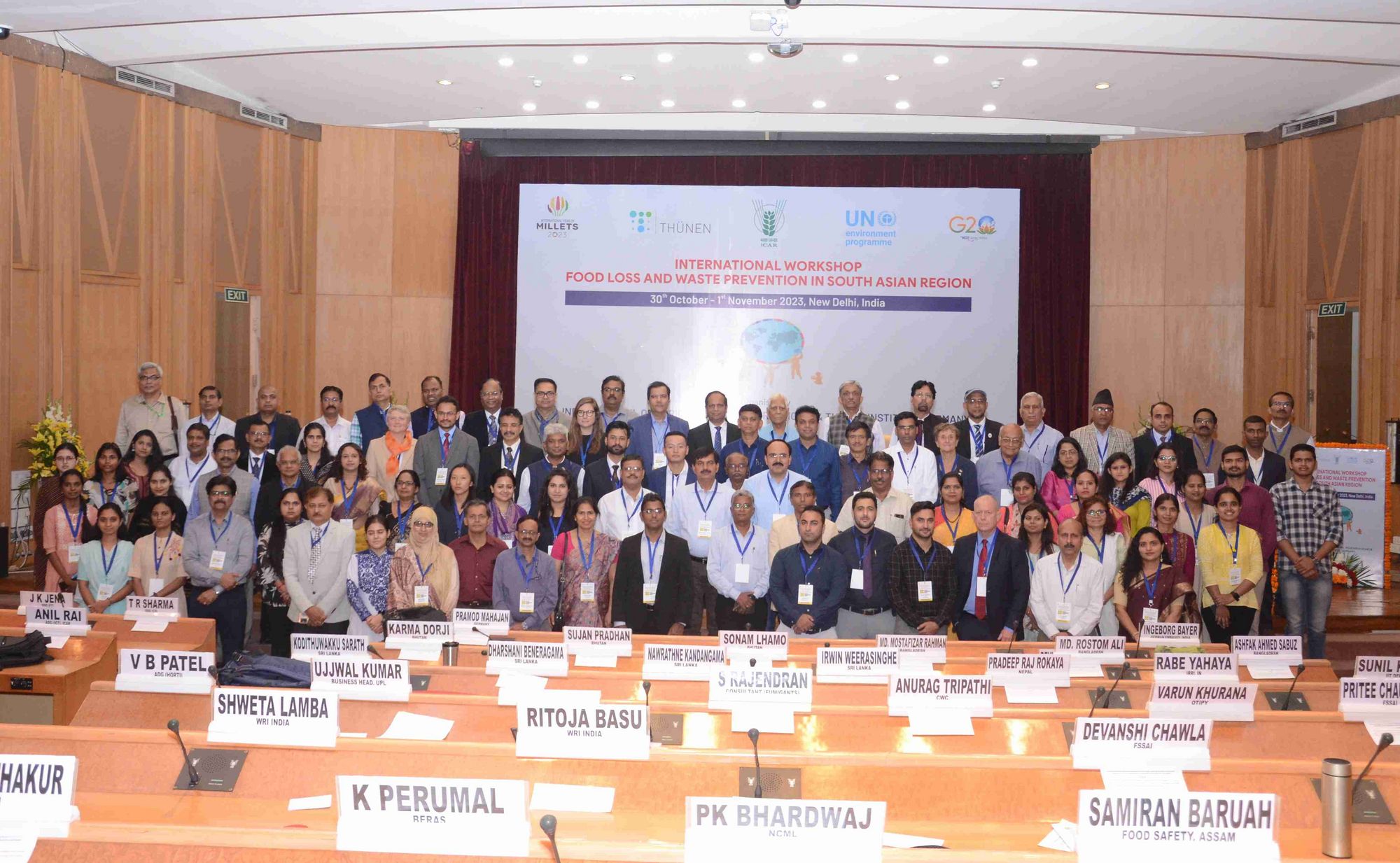 Family photo of the International Food Loss and Waste Workshop on the first day.