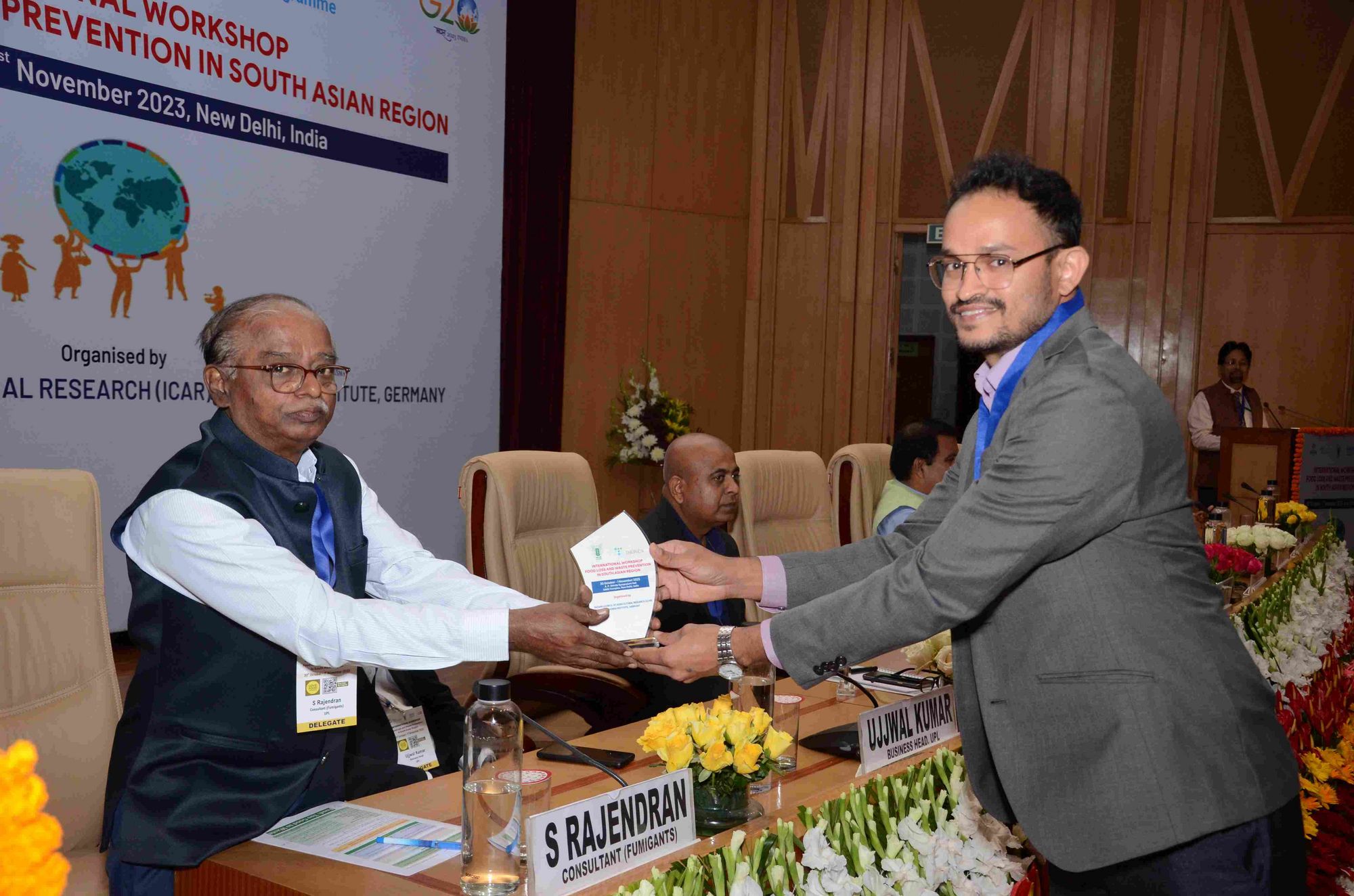 Dr S. Rajendran, UPL Limited, receives the workshop memento presented by Mr Nawranthne Kandangama, University of Peradeniya Sri Lanka.