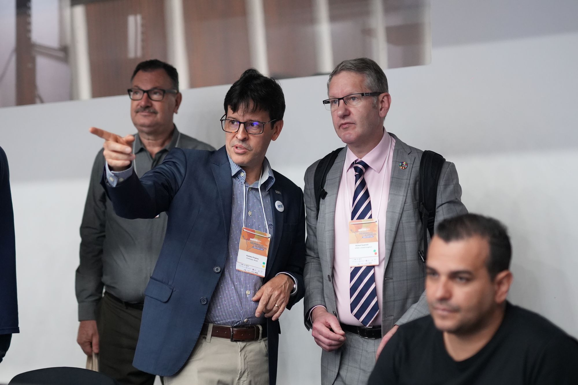 Mr Gustavo Porpino (Embrapa, Brazil) provides organisational support to Mr Richard Swannell (WRAP, UK).