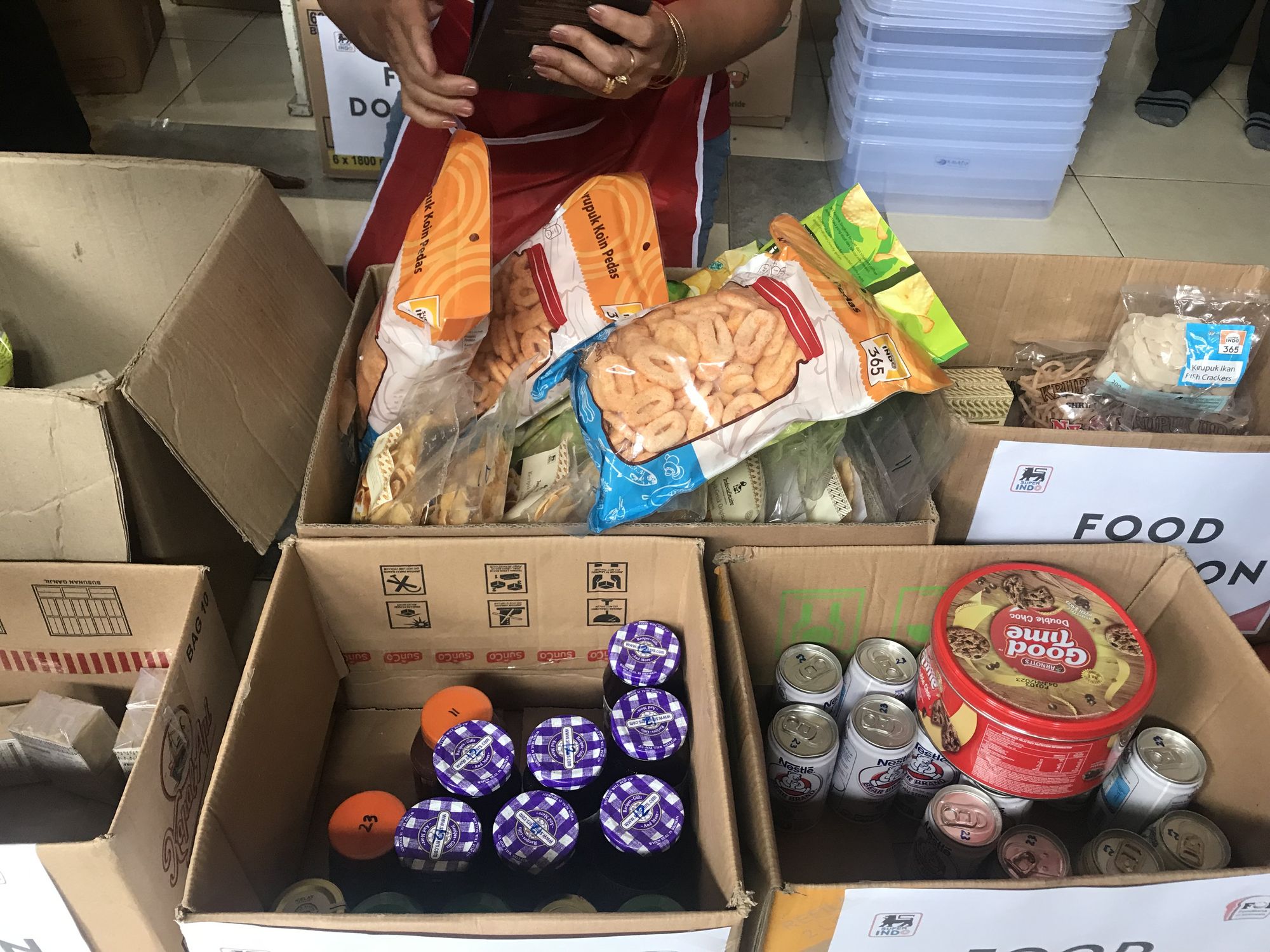 Surplus food donation sorted according to product groups by the food bank.