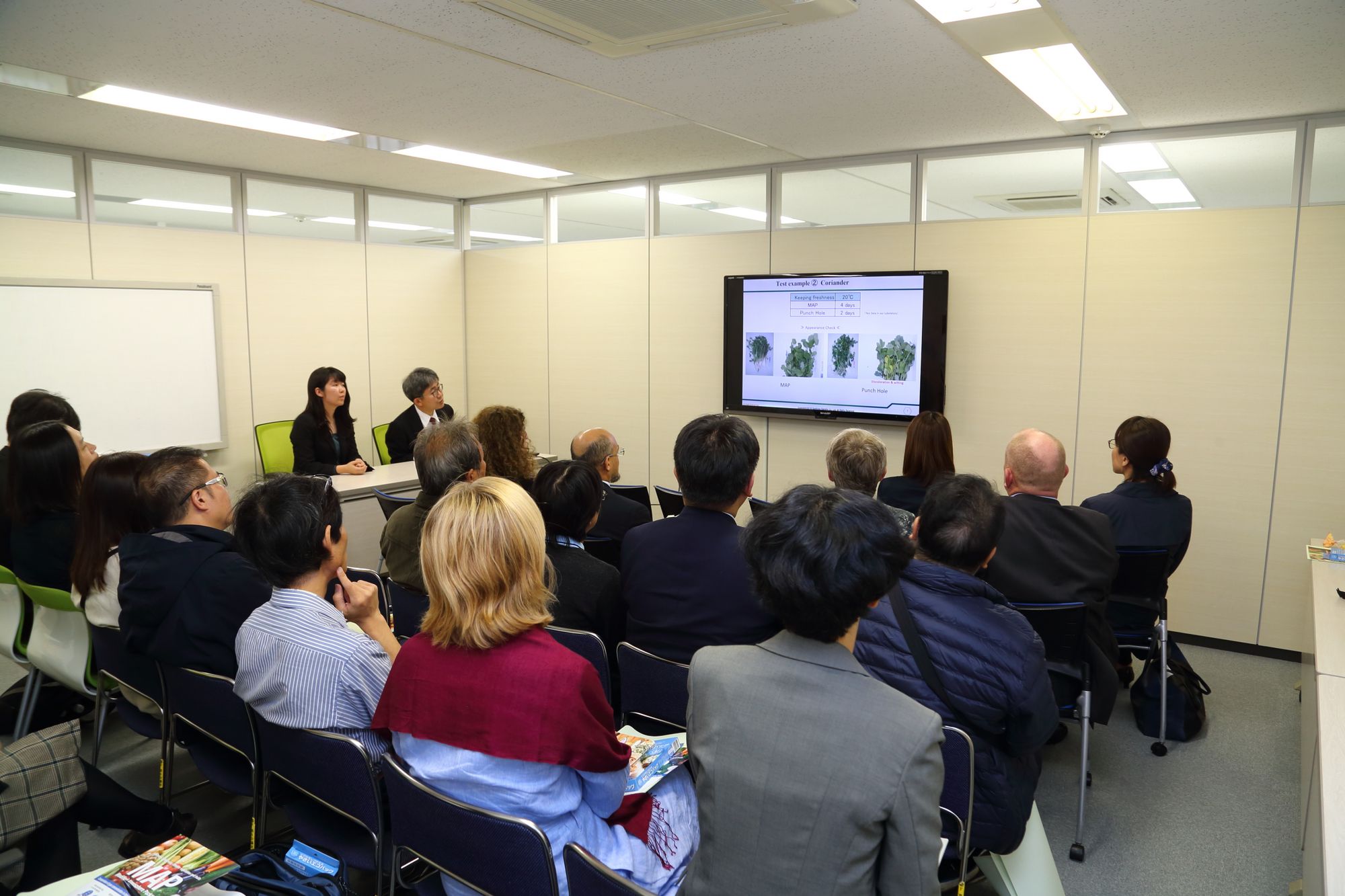 The participants of the excursion are receiving information on the MAP technology and the advantages for shelf-life of packaged food items.