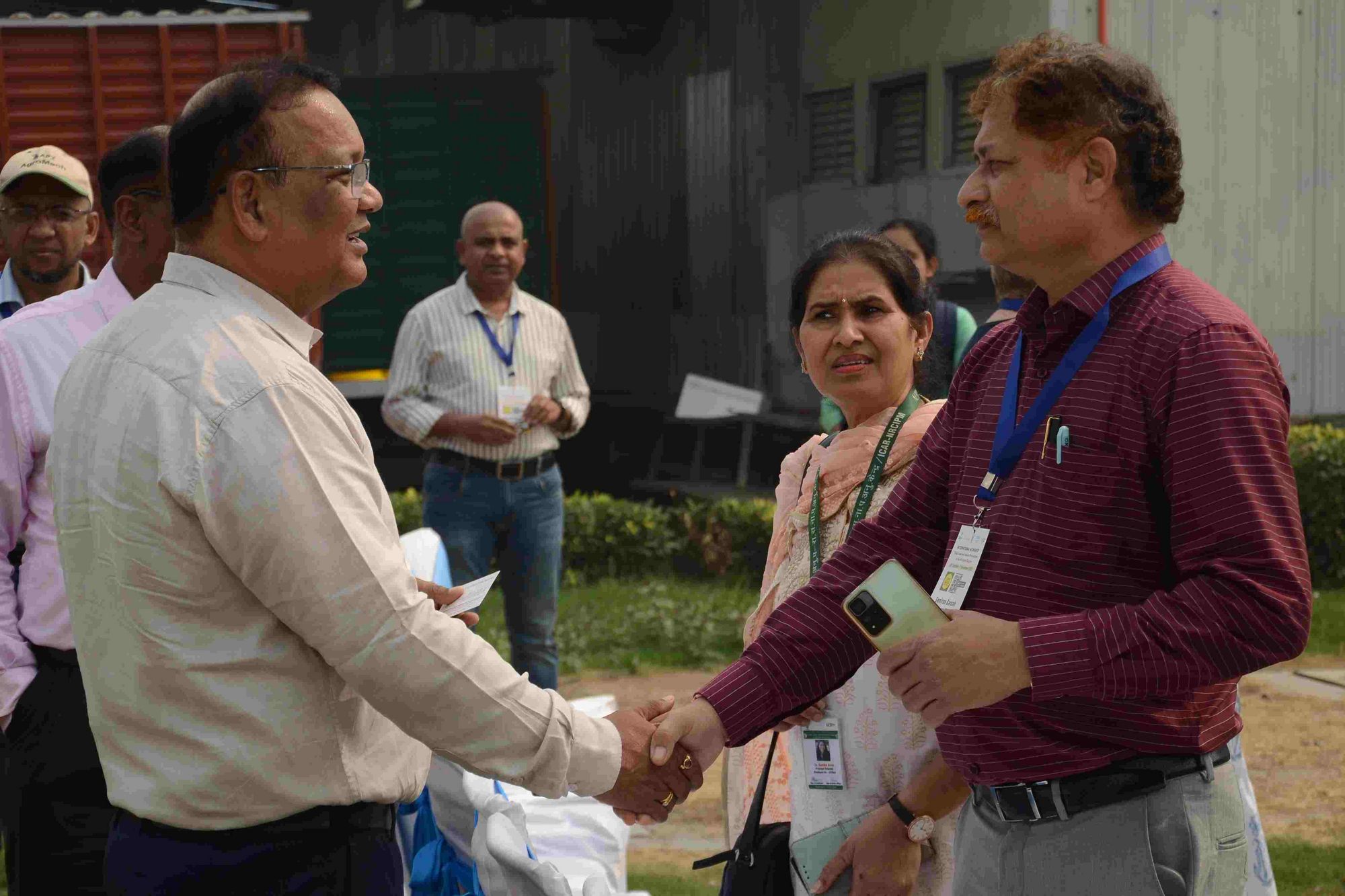 Mr Pradipta Kumar Sahoo, Business Head Safal & International Business, in discussion with participants of the field trip.