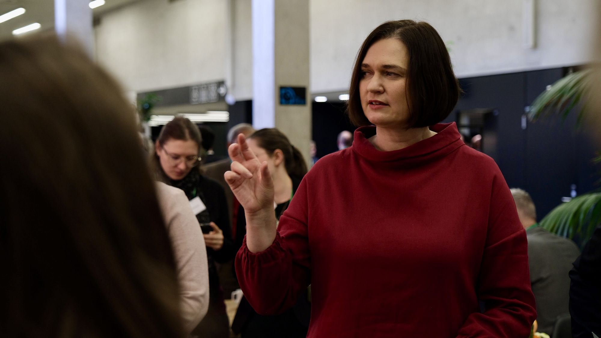 Parliamentary State Secretary at the German Ministry of Food and Agriculture, Ms Claudia Müller, asking questions related to food loss and waste when visiting our exhibition booth.