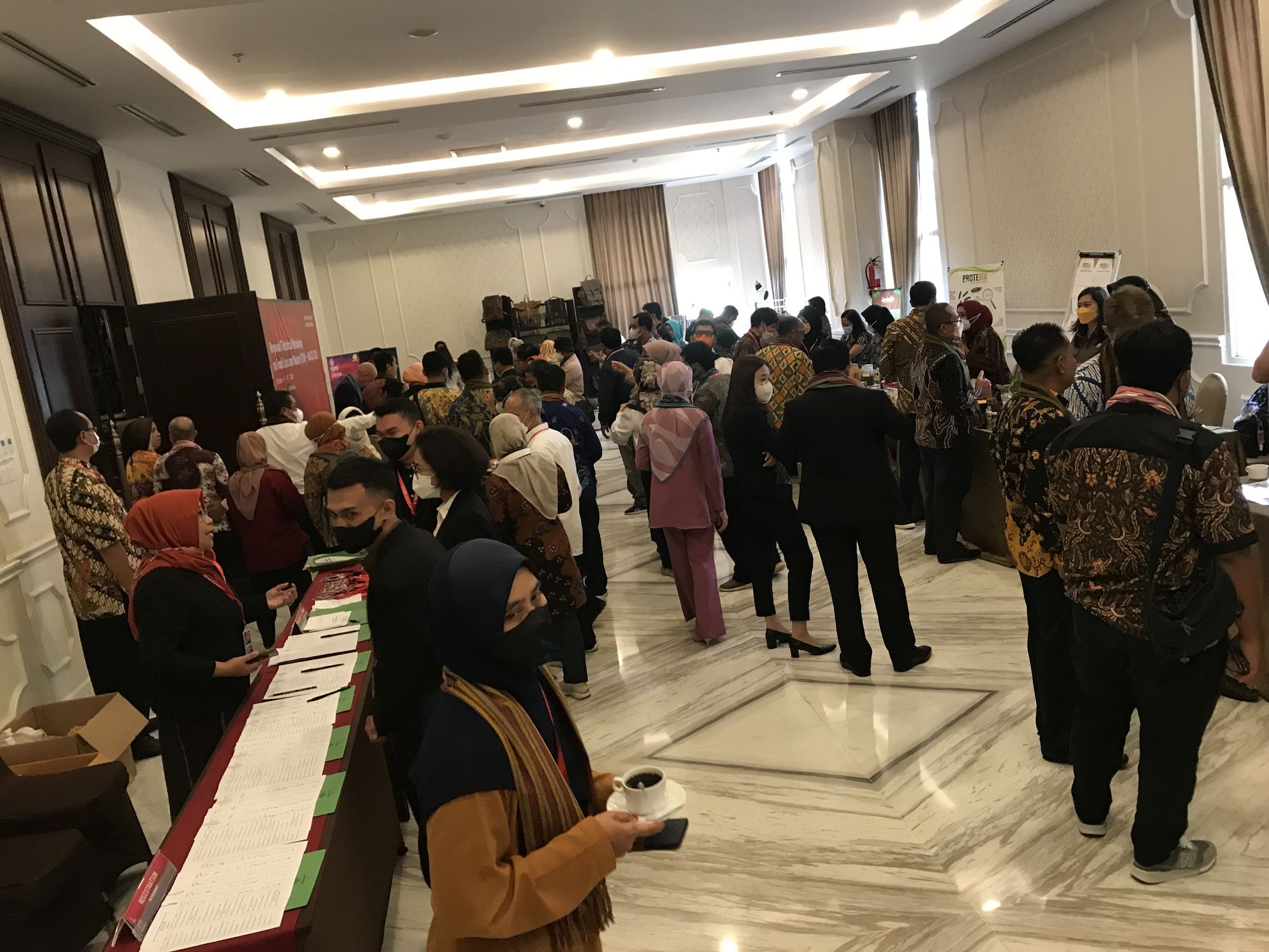 Workshop participants experiencing the exhibition stalls during coffee break.