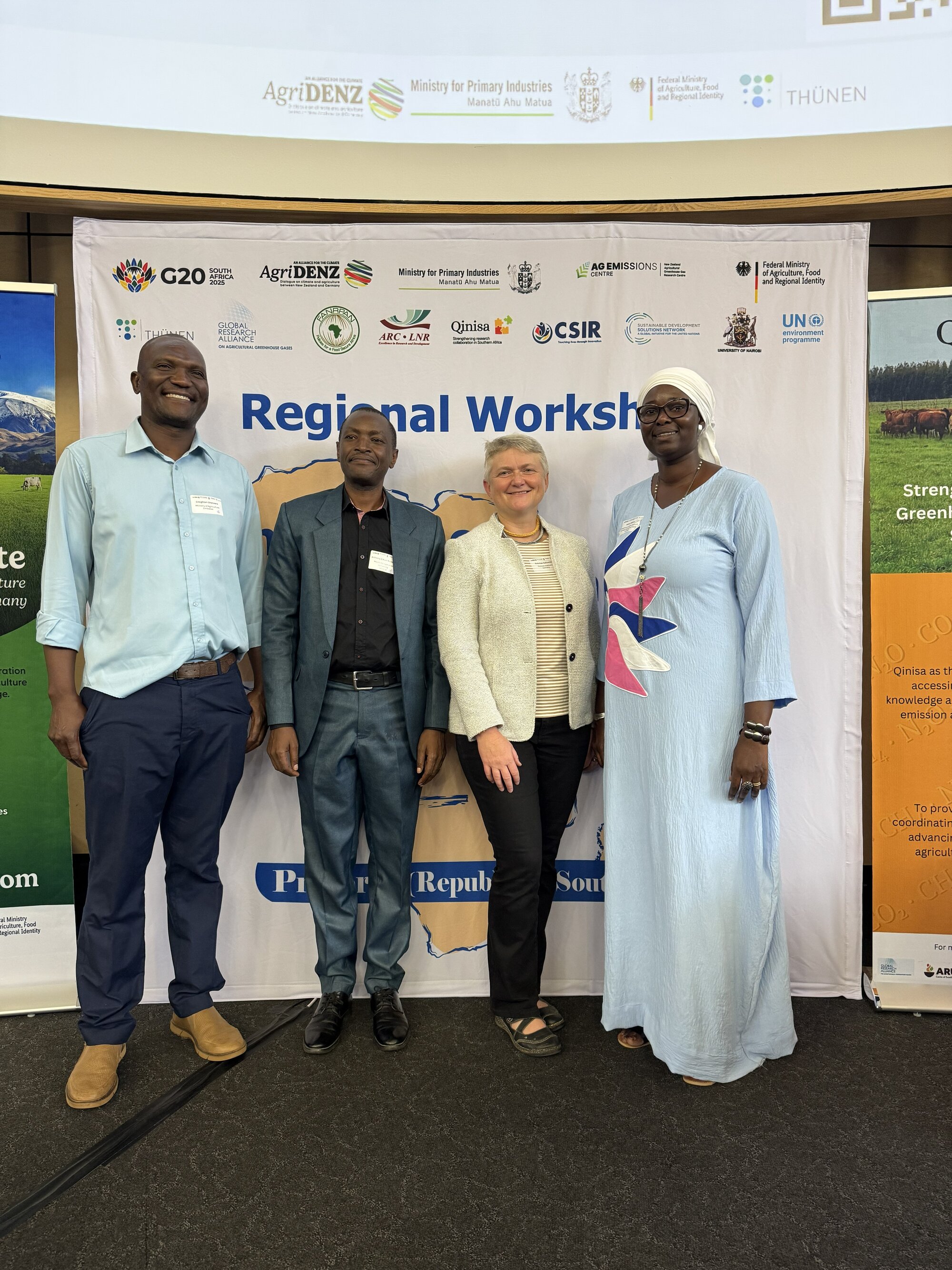 Group photo with participants from Zimbabwe, Tanzania, Germany and Senegal