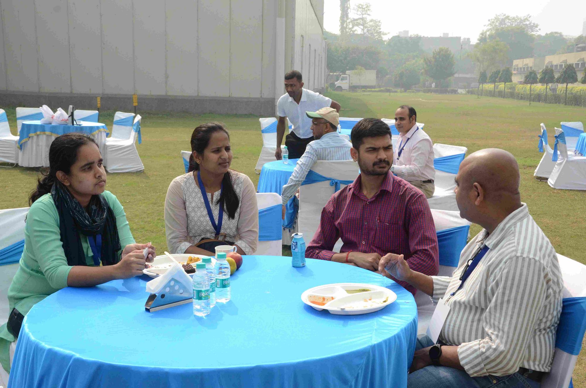 Participants of the field trip discussing further Food Loss and Waste issues.