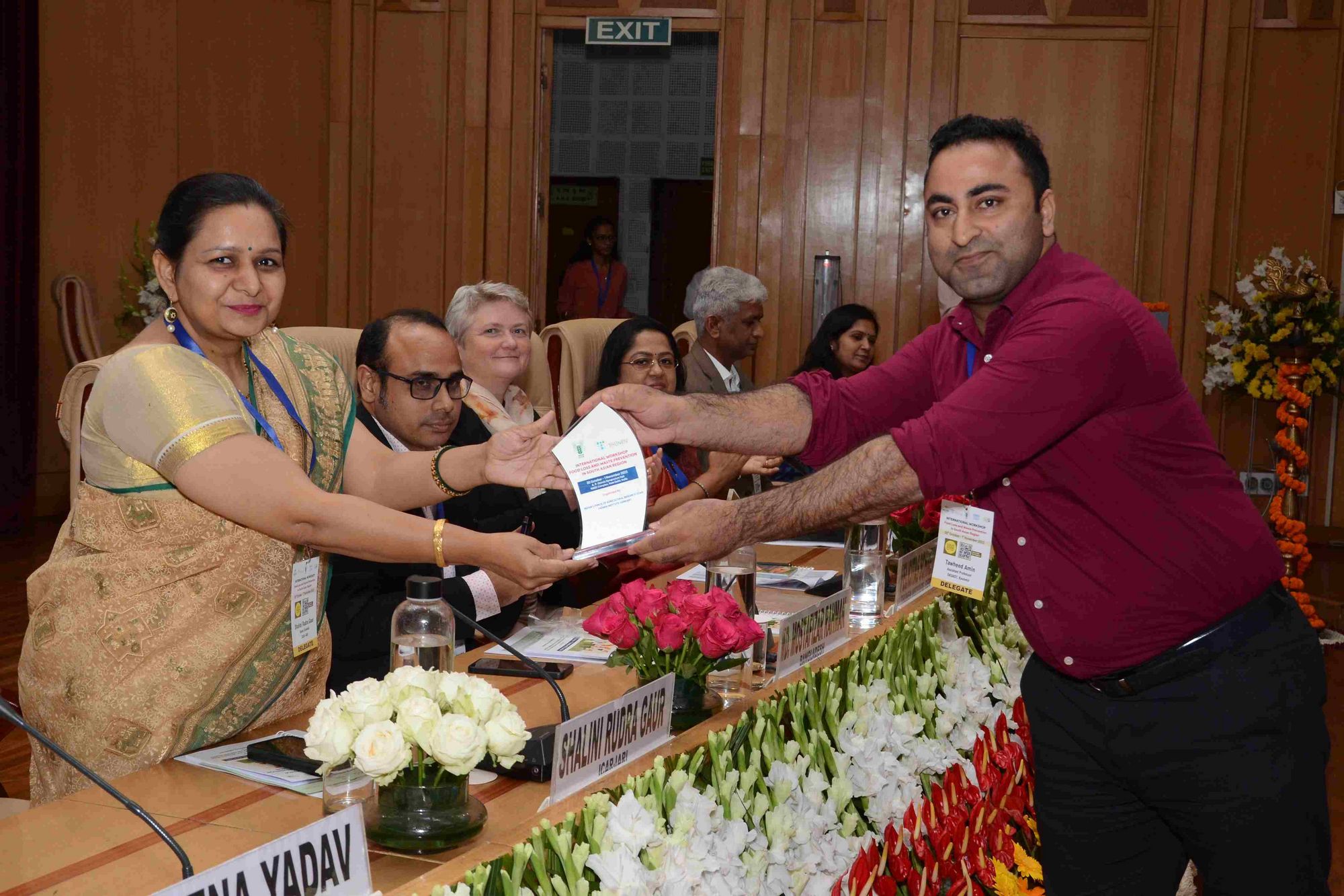 Dr Shalini Rudra Gaur, Indian agricultural research institute at ICAR, receives her memento by Mr Tawheed Amin, Sher-e-Kashmir University of Agricultural Sciences and Technology of Kashmir.