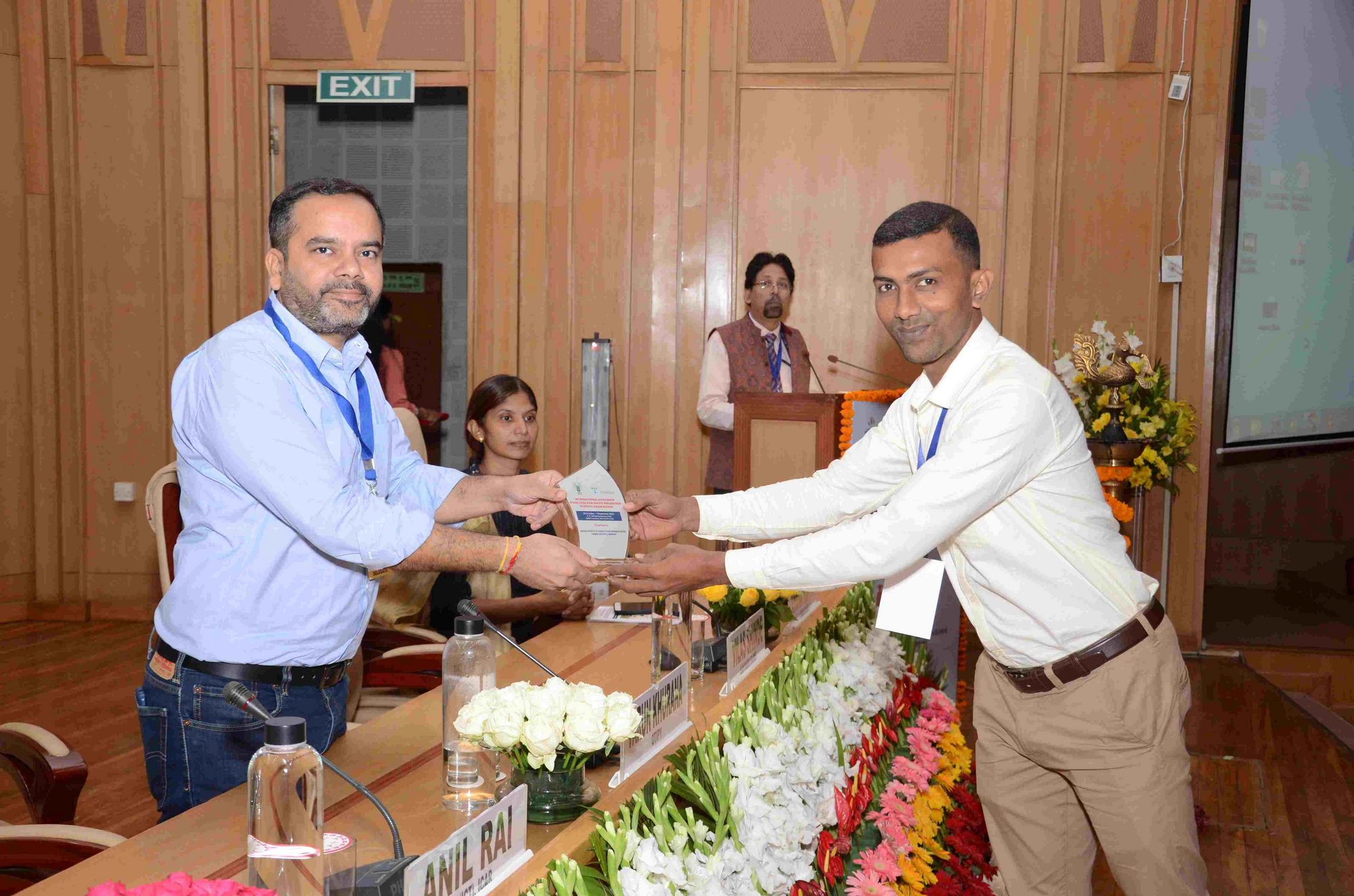 Mr. Varun Khurana, funder and CEO of OTIPY, receives the workshop memento presented by Dr Ashfak Ahmad Sabuz from Bangladesh Agricultural University.