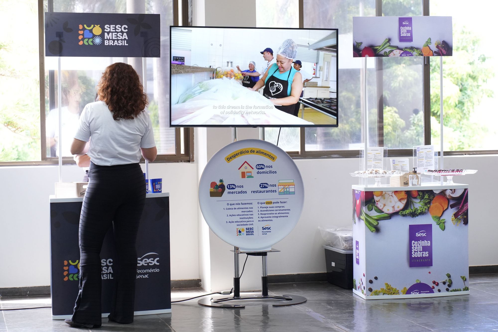 Preparation of the SESC Mesa Brasil booth at the exhibition before the workshop starts.