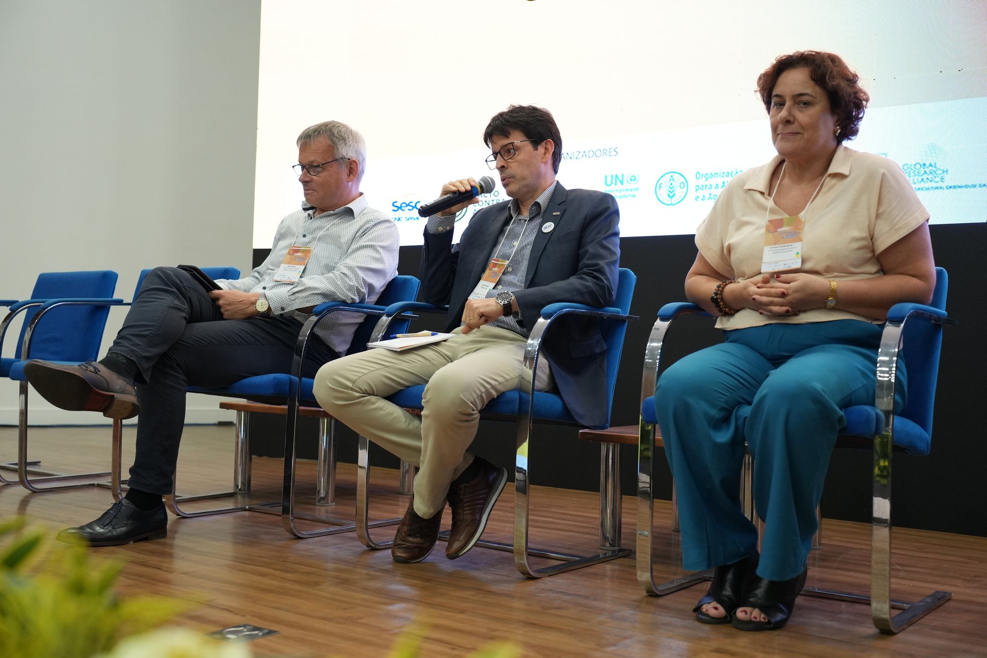 Mr Gustavo Porpino (Embrapa, Brazil) summarises the workshop outcomes together with Ms Carmem Priscila Bocchi (Ministry of Social Development, Brazil) and Mr Martin Banse (Thünen, Germany).