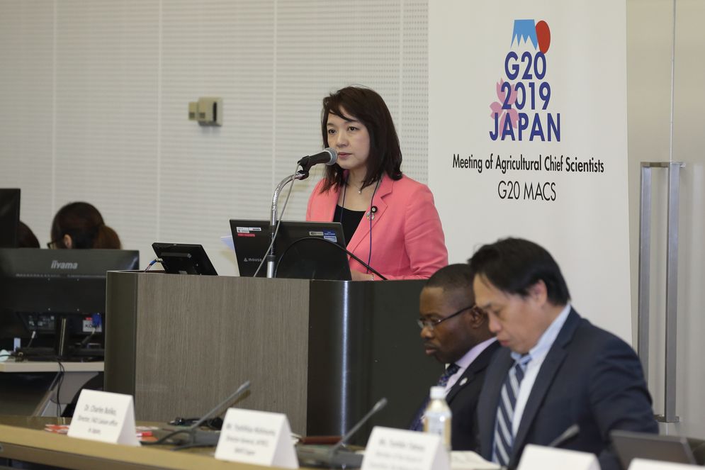 Ms. Toshiko Takeya, Member of the House of Councillors as well as Secretary-General of the Parliamentary League for reducing food loss and supporting food banks, contributed with a keynote speech. 