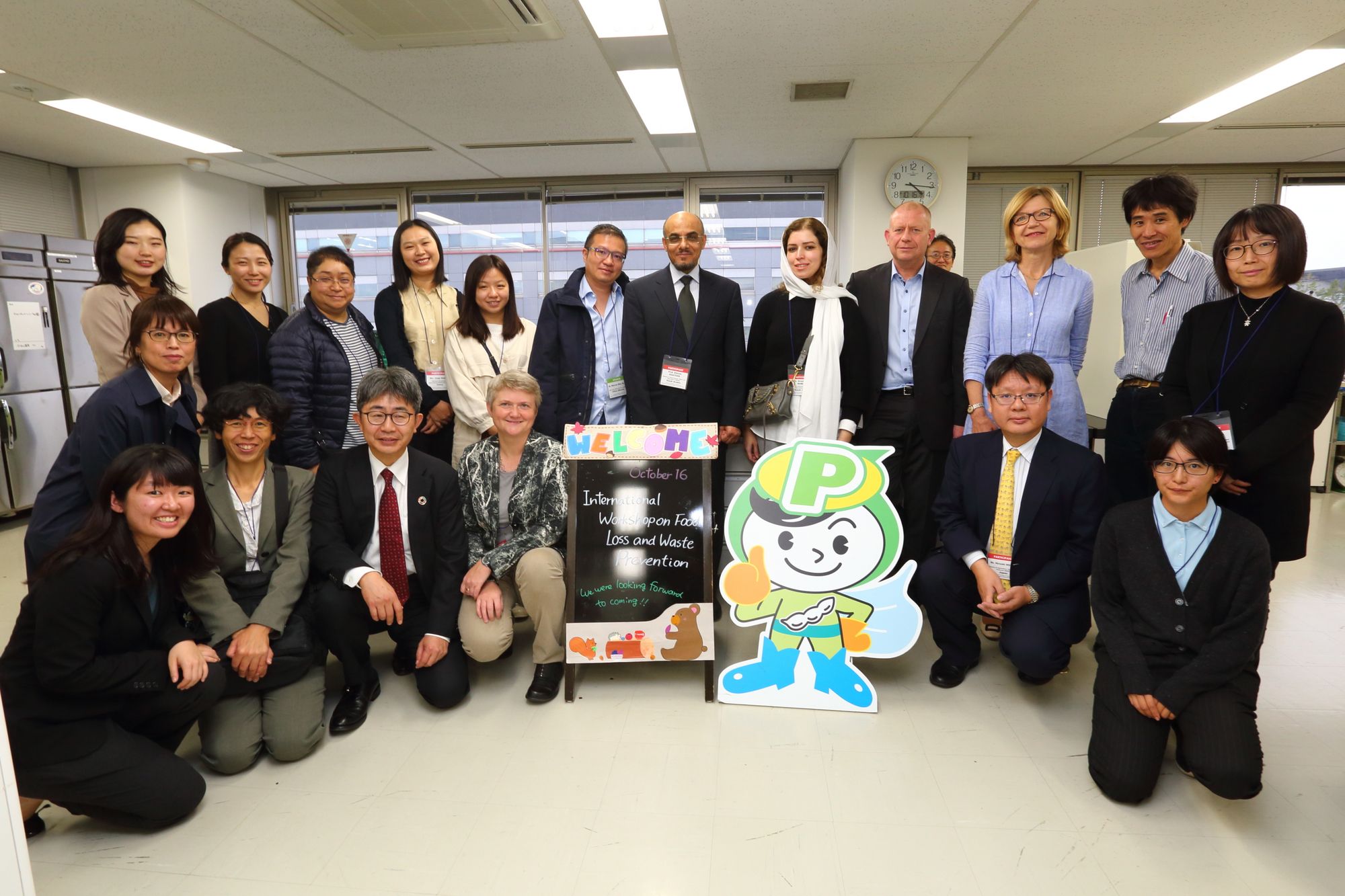 Group photo with excursion participants at Sumitomo Bakelite Co. Ltd.