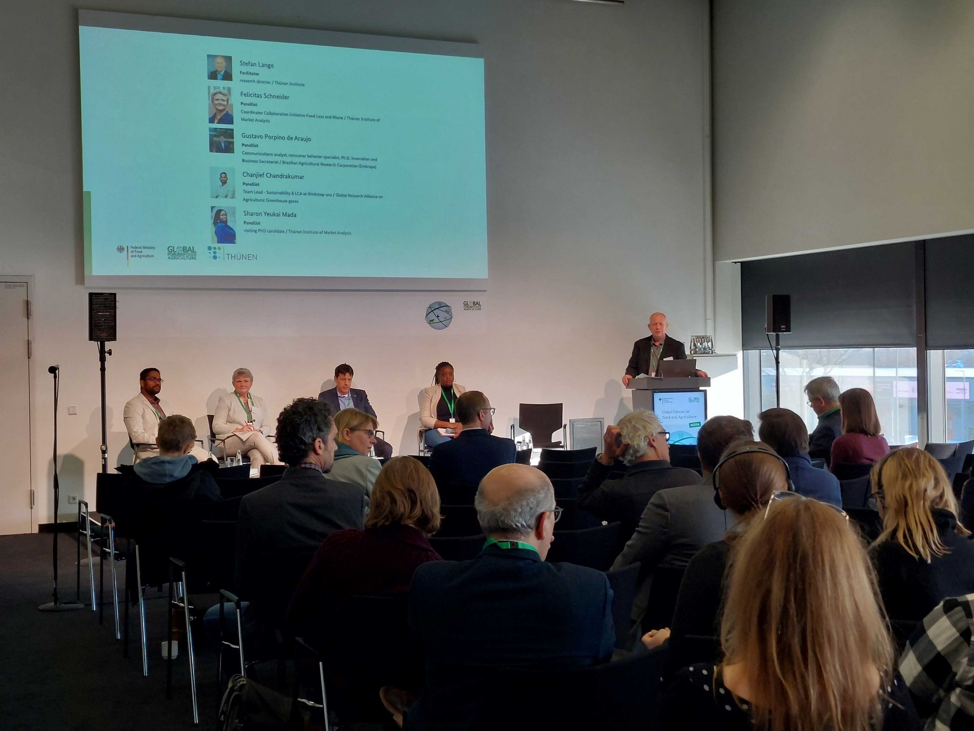 Chanjief Chandrakumar (thinkstep-anz), Felicitas Schneider (Thünen Institute), Gustavo Porpino (Embrapa), Sharon Mada (Thünen Institute) and moderator Stefan Lange (Thünen Institute) listening to a question from the audience at the expert panel.