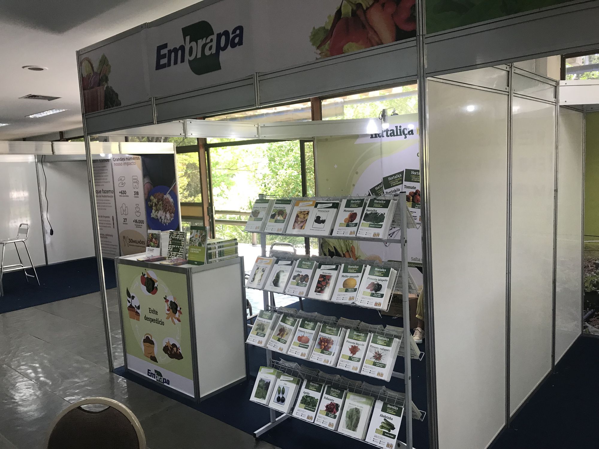 Embrapa exhibition stall with information broschures prior to workshop opening.