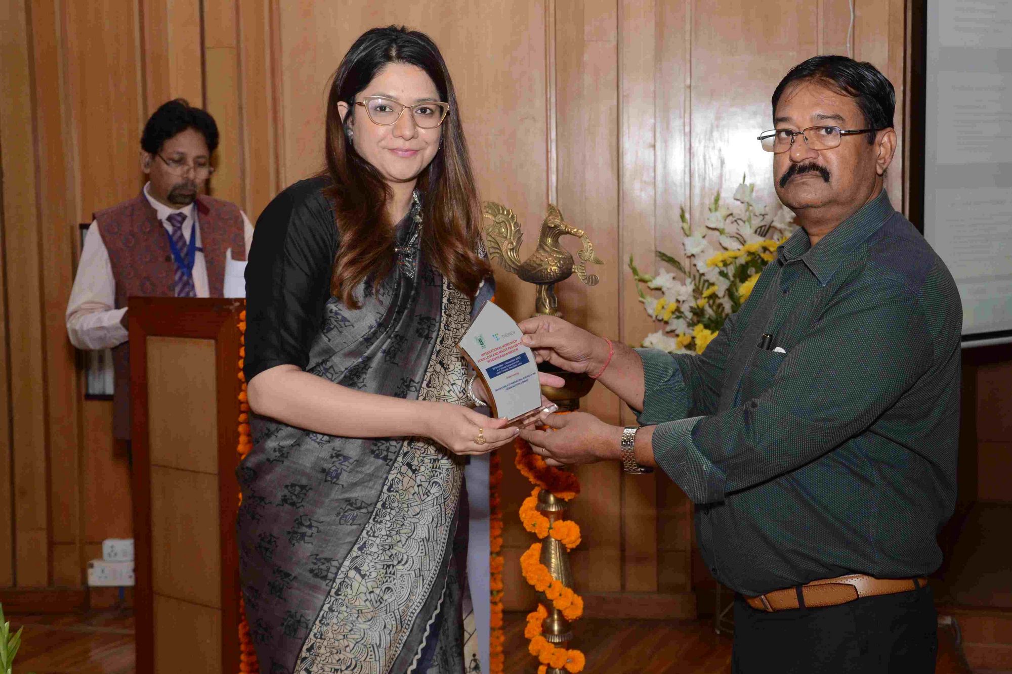 Ms Heena Yadav, Food Safety and Standards Authority of India, receives her memento by Dr Abhay Kumar Thakur, Indian Council of Agricultural Research.