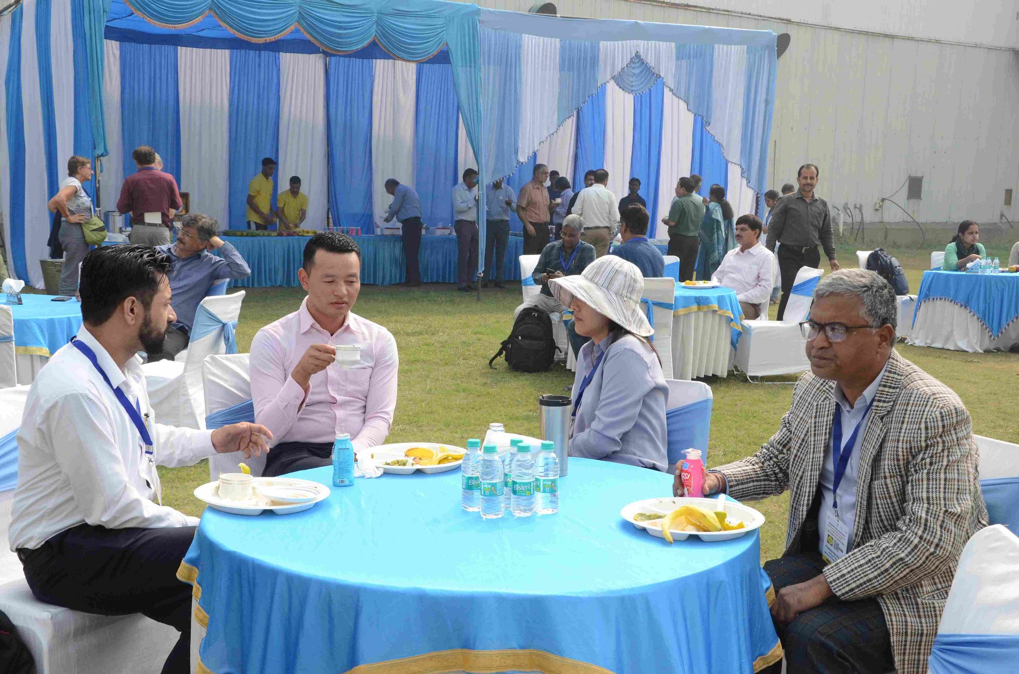 Participants having lunch break kindly provided by Mother Dairy Fruit and Vegetables Private Limited in the course of the field trip.