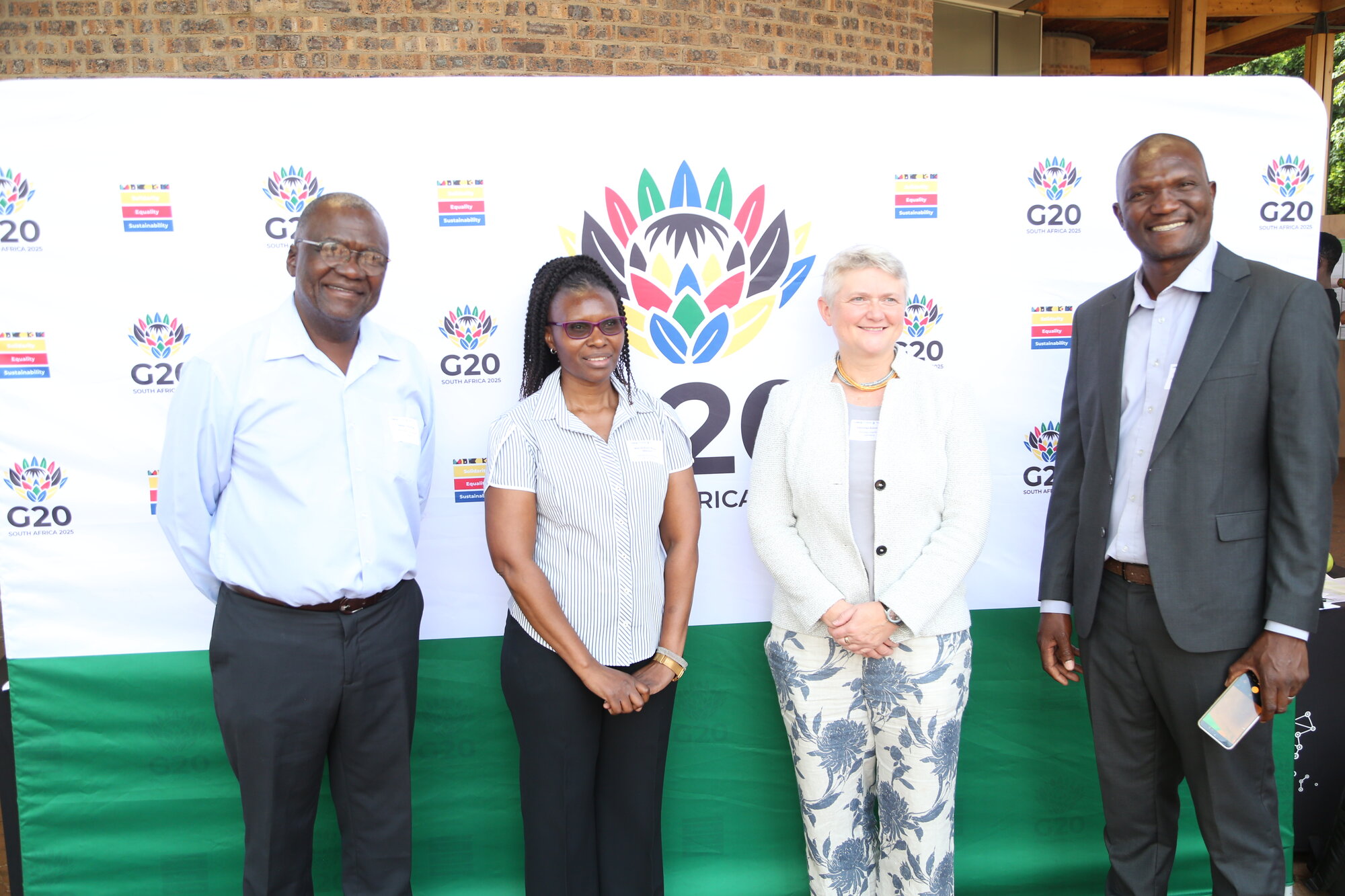 Group photo with participants from Zimbabwe, South Africa and Germany