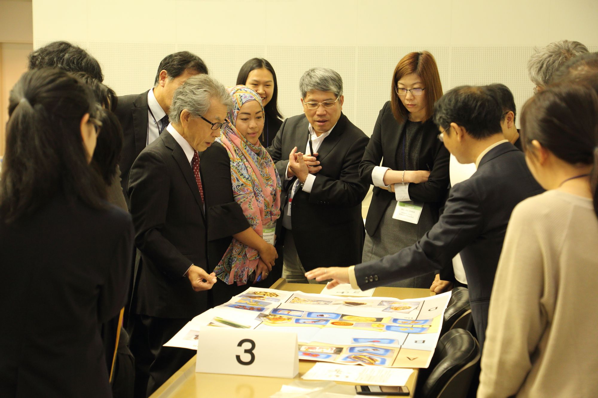 Discussions on the individual classification of tricky food items in the course of the interactive sorting analysis showed cultural differences and preferences of the represented countries also in the working group facilitated by Mr. Dr. Hajime Yamakawa from Kyoto Prefectural University.