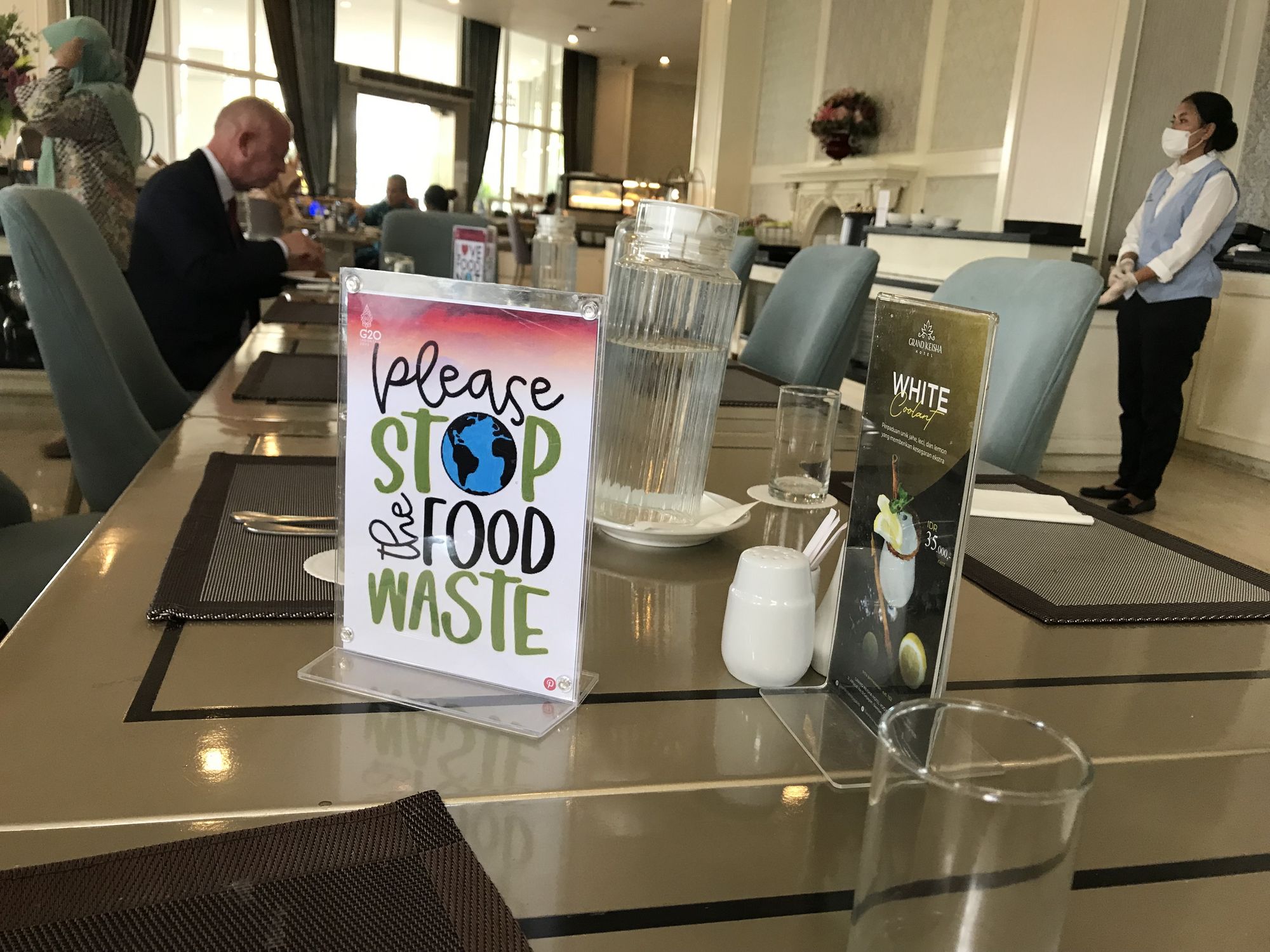 Table display raising awareness towards conscious food consumption at lunch break.