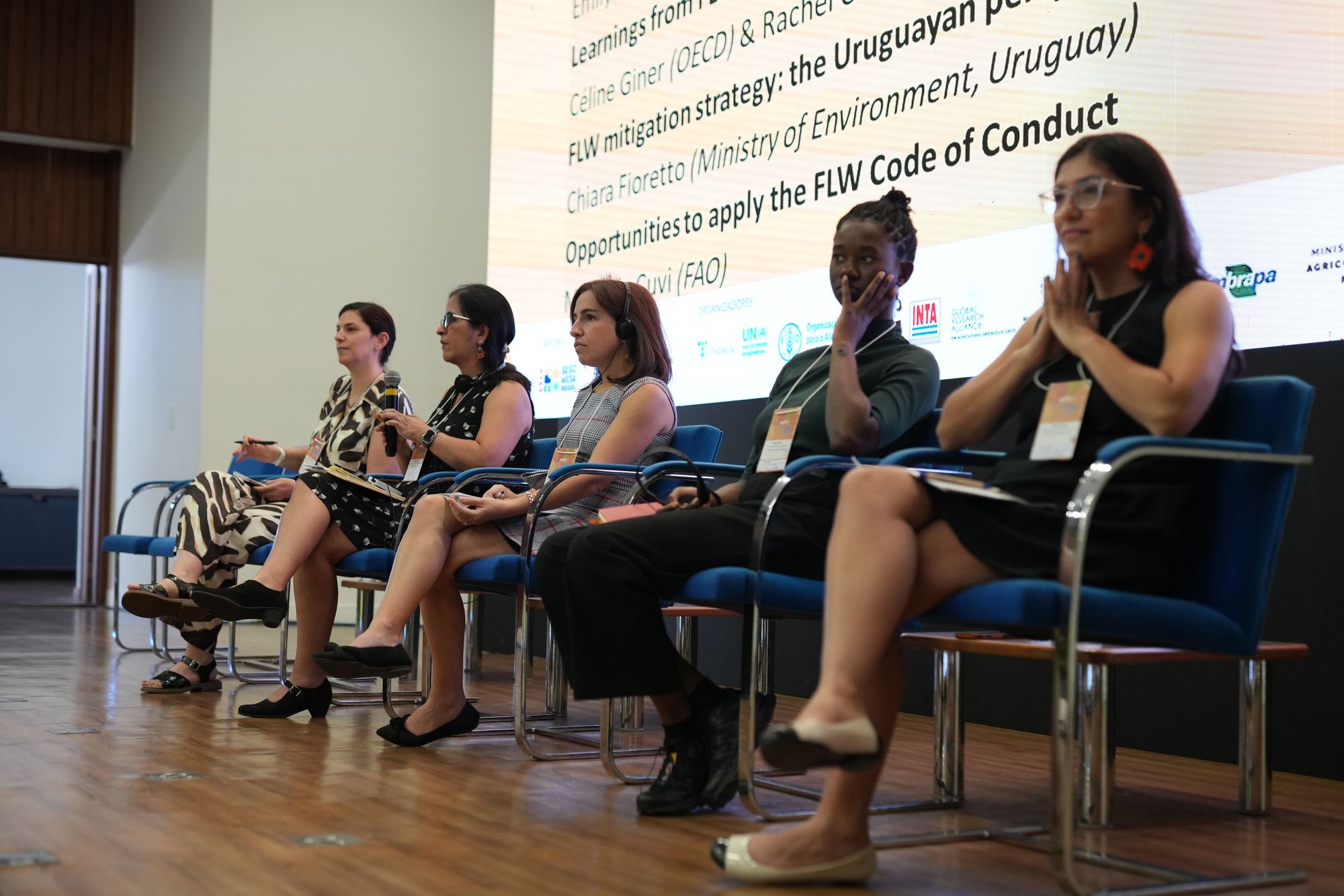 Panel of session 4 chaired by Ms Elizabeth Kleiman (FAO Argentina) ready to answer questions from the audience.