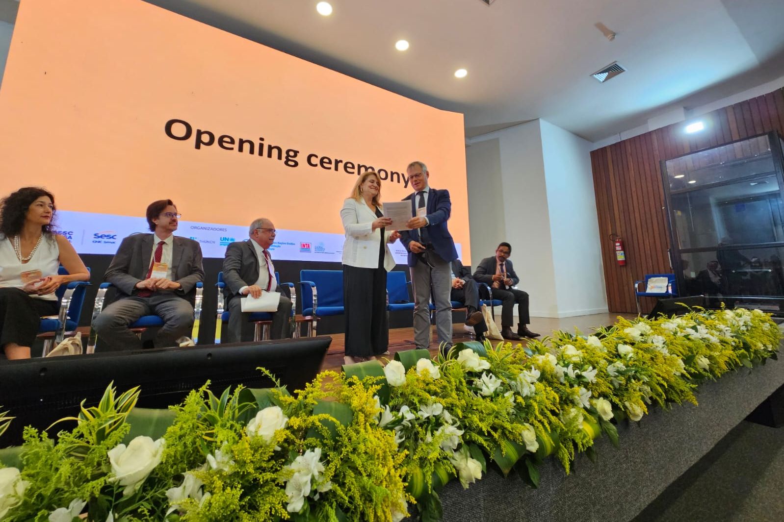 Embrapa president Ms Silvia Massruhá receives the Memorandum of Understanding between Embrapa and Thünen Institute from Martin Banse, director of Thünen Institute of Market Analysis, in the opening ceremony.